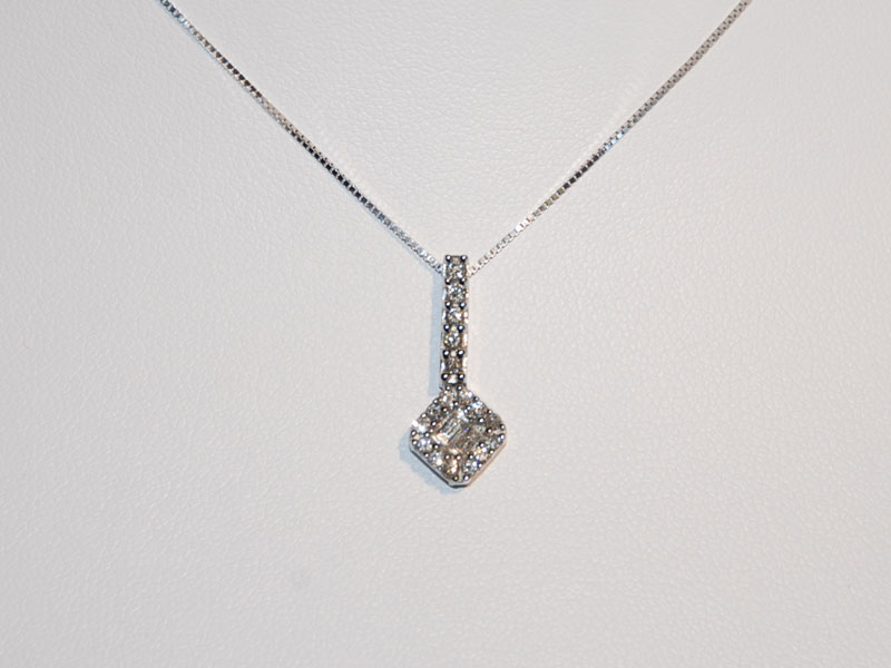 John Wallick Jewelers: White Gold Pendant Necklace with Diamonds